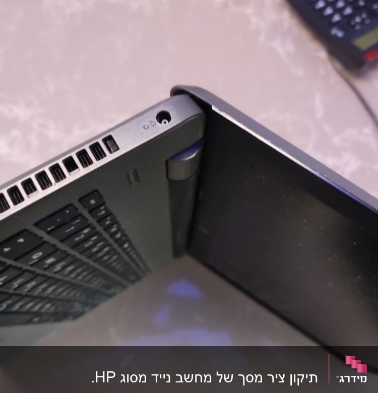 מחשב נייד פתוח עם מקלדת ומסך